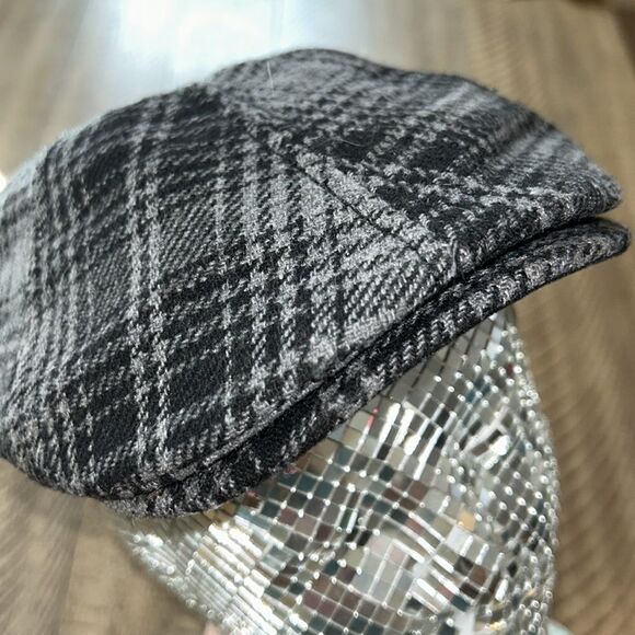 Woolrich Est 1830 Classic Plaid Poly Wool Blend 📄Pageboy/girl snap 🫰 rim cap🧢 - Picture 3 of 17